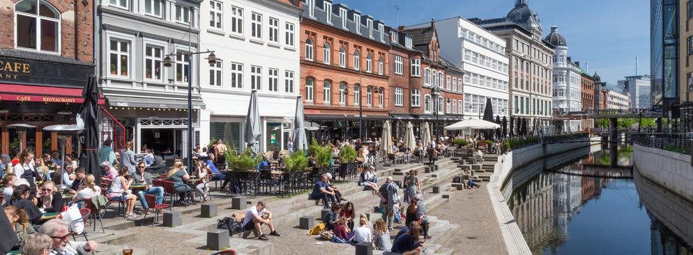 <strong>Aarhus</strong>
<br><br>
Aarhus to drugie pod względem wielkości miasto Danii. Ważny port morski. Aarhus położony jest na Półwyspie Jutlandzkim w regionie Jutlandia Środkowa. Miasto leży na trasie Europejskiego Szlaku Gotyku Ceglanego.
<br><br>
Wśród zabytków jest katedra (Aarhus Domkirke) – najdłuższy (93 m) i najwyższy (wieża o wys. 96 m) kościół w Danii. Świątynia została zbudowana ok. 1200 r. jako katedra na miejscu, w którym pochowano lokalnego świętego Nielsa (Mikołaja). 
<br><br>
Atrakcją miasta jest także Marselisborg – letnia rezydencja królów Danii na Jutlandii. Pałac Marselisborg położony jest w Aarhus i od 1902 r. stanowi własność każdego panującego monarchy duńskiego. Ogrody Marselisborgu zwykle są otwarte dla zwiedzających z wyjątkiem okresu letniego, kiedy przebywa tutaj duńska rodzina królewska. Sam pałac jest traktowany jako prywatne mieszkanie i nie jest dostępny do zwiedzania.
<br><br>