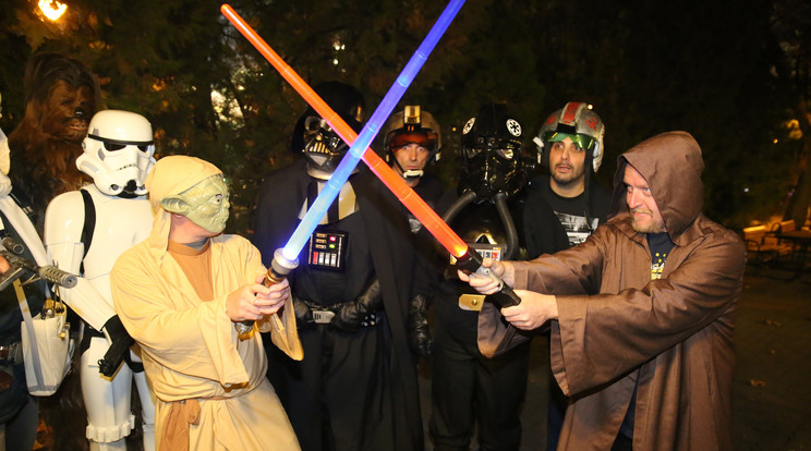Yoda mester (balra) és Obi
Van Kenobi valójában sohasem harcolt egymással/ Fotó: Weber Zsolt