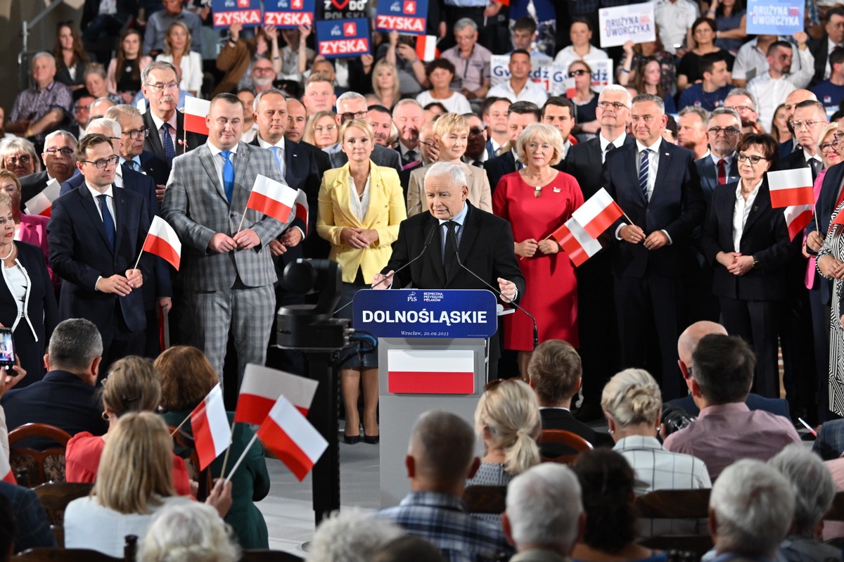 Wicepremier, prezes PiS Jarosław Kaczyński (C) podczas konwencji wojewódzkiej PiS we Wrocławiu
