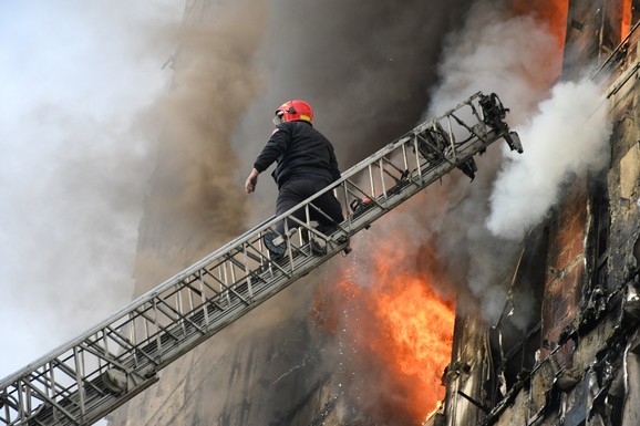 OGROMAN POŽAR GUTA ZGRADU Užas u Tirani: Povređeno najmanje 11 osoba, vatrogasci se probijali kroz vatru (FOTO, VIDEO)
