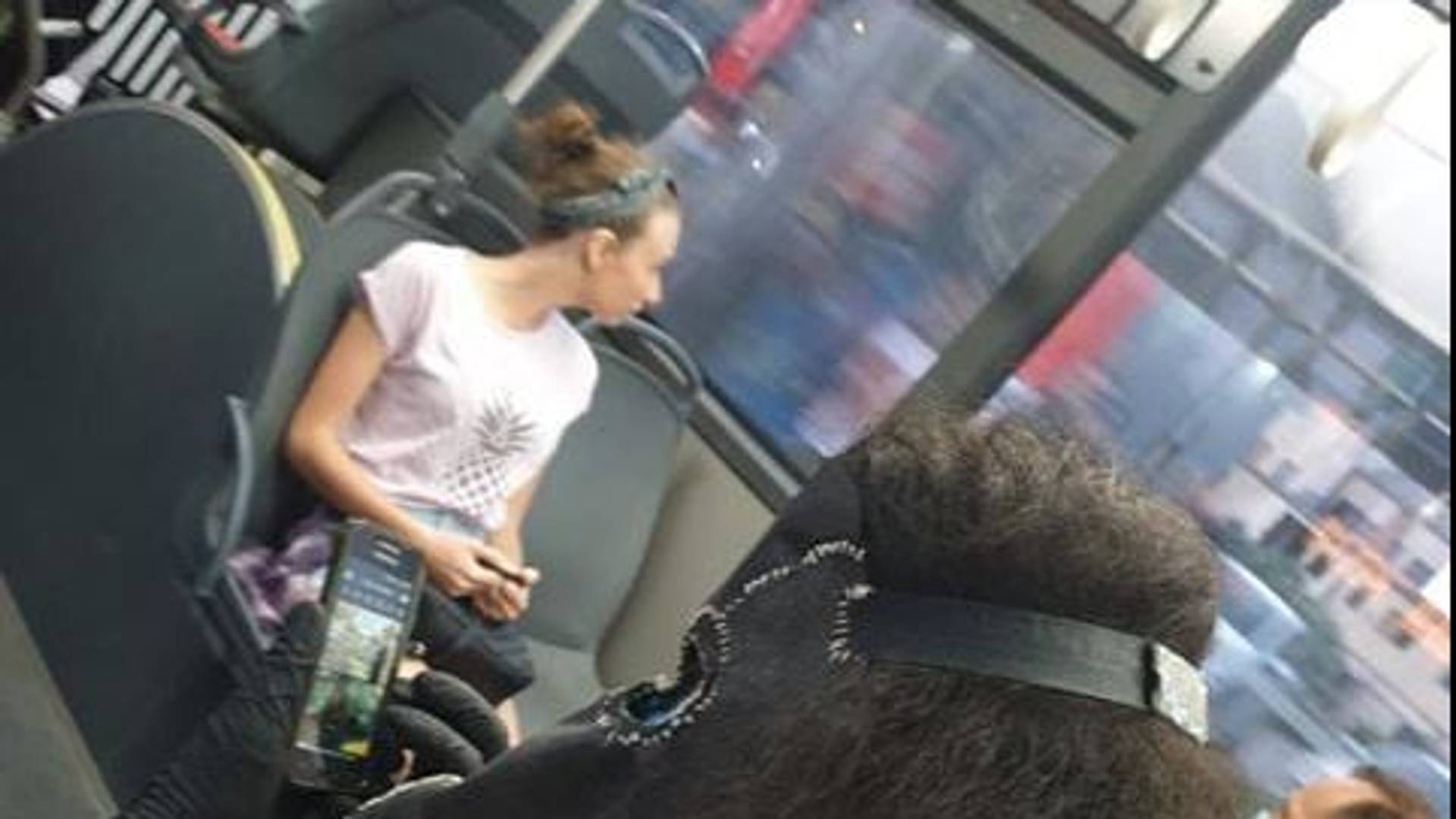 Lik je sa crnom maskom i crnim rukavica ušao u bus i da, imamo pobednika!