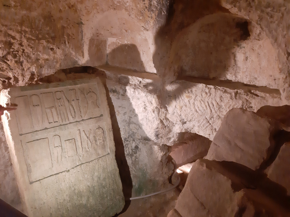 Katakumby św. Pawła w Rabacie, dawnych przedmieściach Mdiny. Na zdjęciu grób lekarza chrześcijanina. W podziemiach zachowało się tysiąc miejsc pochówku