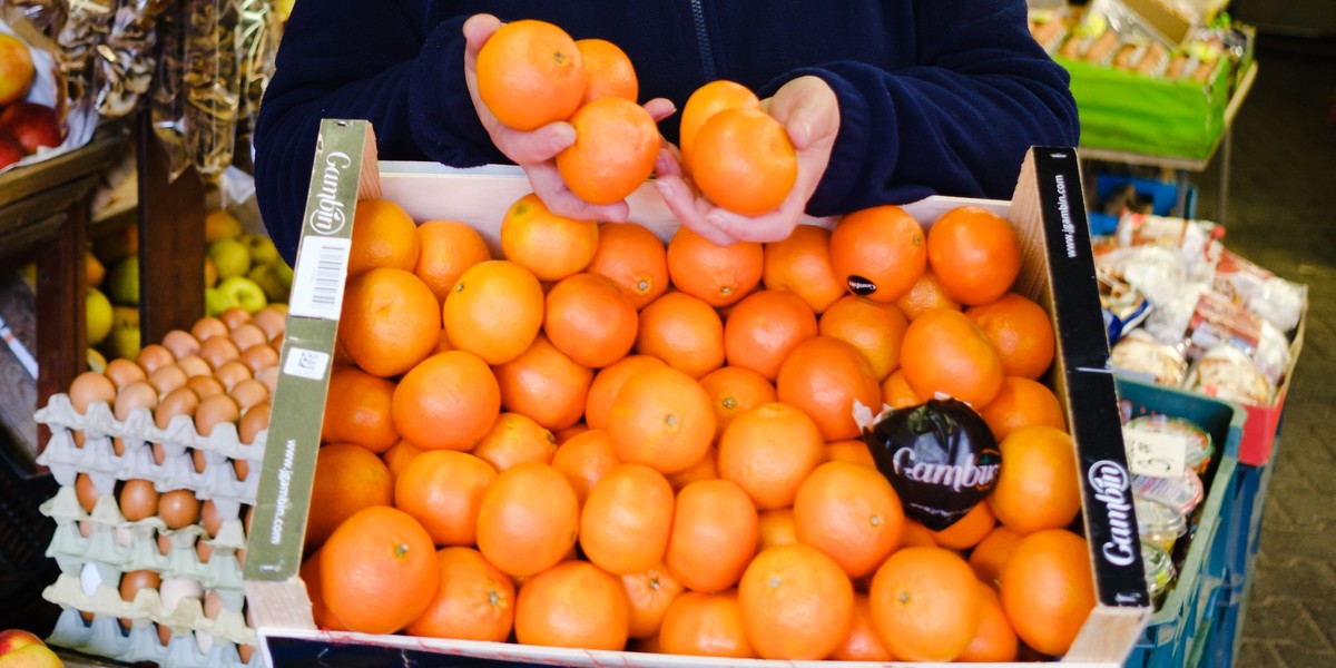 Średnia cena 1 kg pomarańczy w najpopularniejszych sklepach w Polsce w grudniu wynosi 5,43 zł. To niewiele więcej niż płacimy za 1 kg jabłek. 