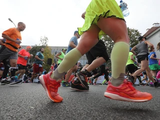 Bieganie maratonów to jedna z aktywności, na jakie decydują się „chorzy” Polacy