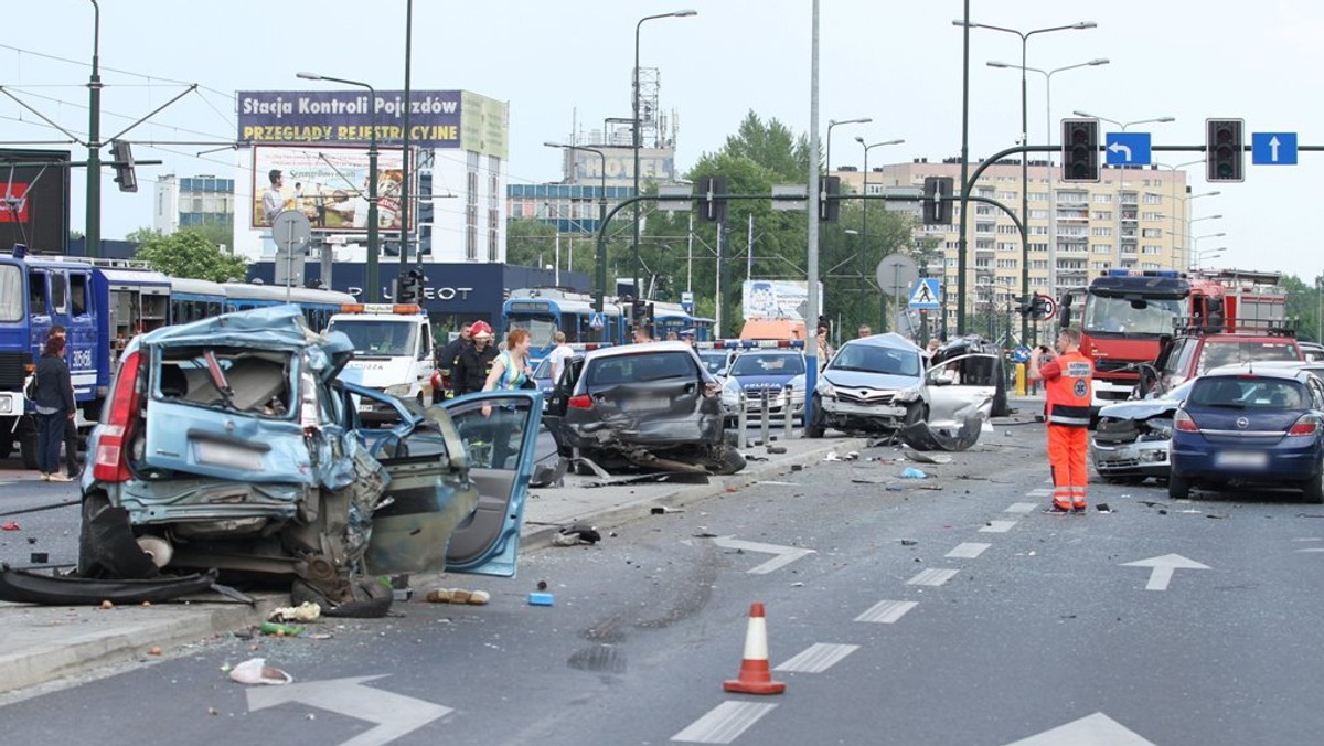 Wg danych Komendy Głównej Policji w czasie ubiegłorocznego długiego weekendu czerwcowego doszło do 465 wypadków, w wyniku których zginęło aż 46 osób, zaś 577 zostało rannych. Policjanci zatrzymali 1801 kierujących na tzw. podwójnym gazie. Czy kierowcy znów wcisną "gaz do dechy" i będą wsiadali za kółko po mocno zakrapianym grillu? Oby nie.