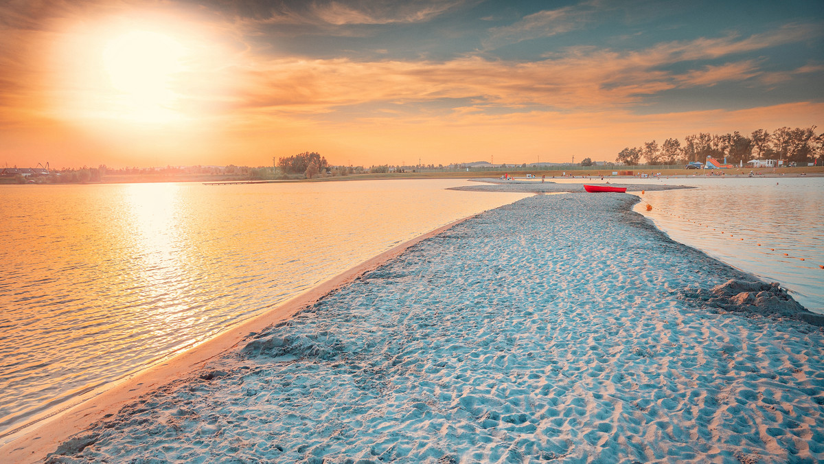 Rozległa plaża piaszczysto-trawiasta ze strzeżonym kąpieliskiem o trzech głębokościach, restauracja w marynistycznym stylu z blisko 10-letnią tradycją, sala bankietowa aranżowana na wnętrze okrętu, łowisko przyciągające pasjonatów wędkarstwa, całoroczne domki pod strzechą, kemping dla tych, którzy lubią na wyjeździe mieszkać we własnym lokum. 