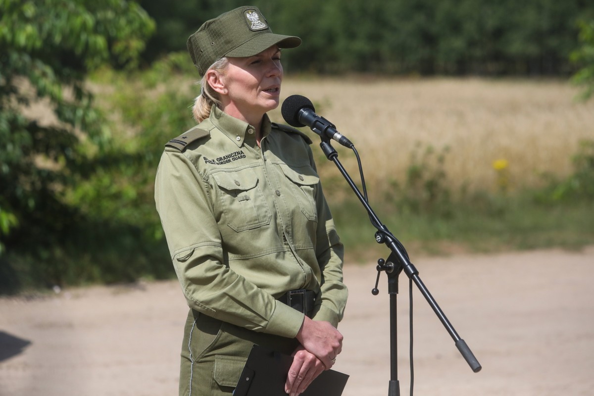 Rzeczniczka prasowa Podlaskiego Oddziału Straży Granicznej mjr Katarzyna Zdanowicz podczas konferencji prasowej w Dubiczach Cerkiewnych, Spotkanie dotyczyło podsumowania działania strefy buforowej po 3 tygodniach od jej wprowadzenia