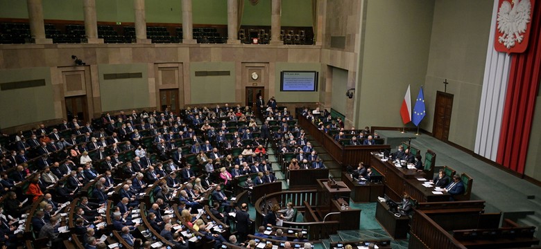 Sondaż partyjny. PiS traci poparcie, niezdecydowani "trzecią siłą"