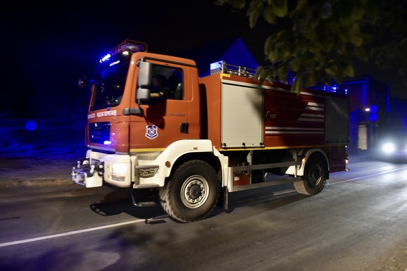 DIM KULJA NA SVE STRANE Zapalio se automobil u Zmajevu: Građani priskočili da ga ugase (VIDEO)