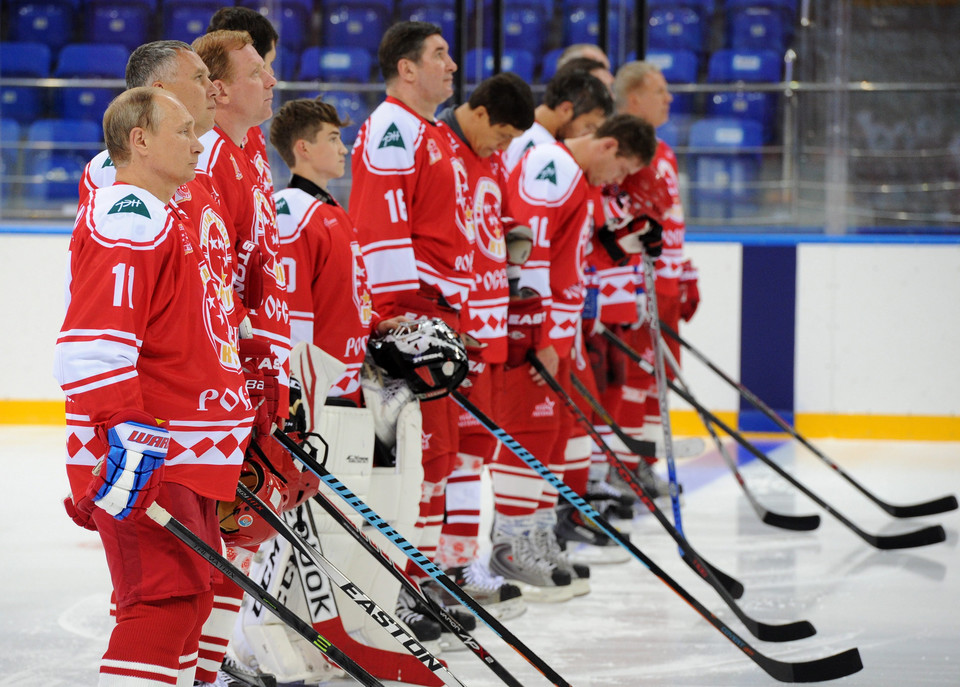 RUSSIA PUTIN ICE HOCKEY (Vladimir Putin takes part in a match between former Russian ice hockey stars and students)