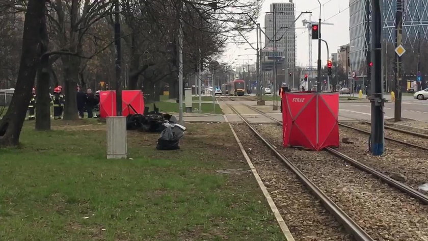 Tragiczny wypadek w Warszawie. Auto rozpadło się na kawałki. Nie żyje trzech młodych mężczyzn