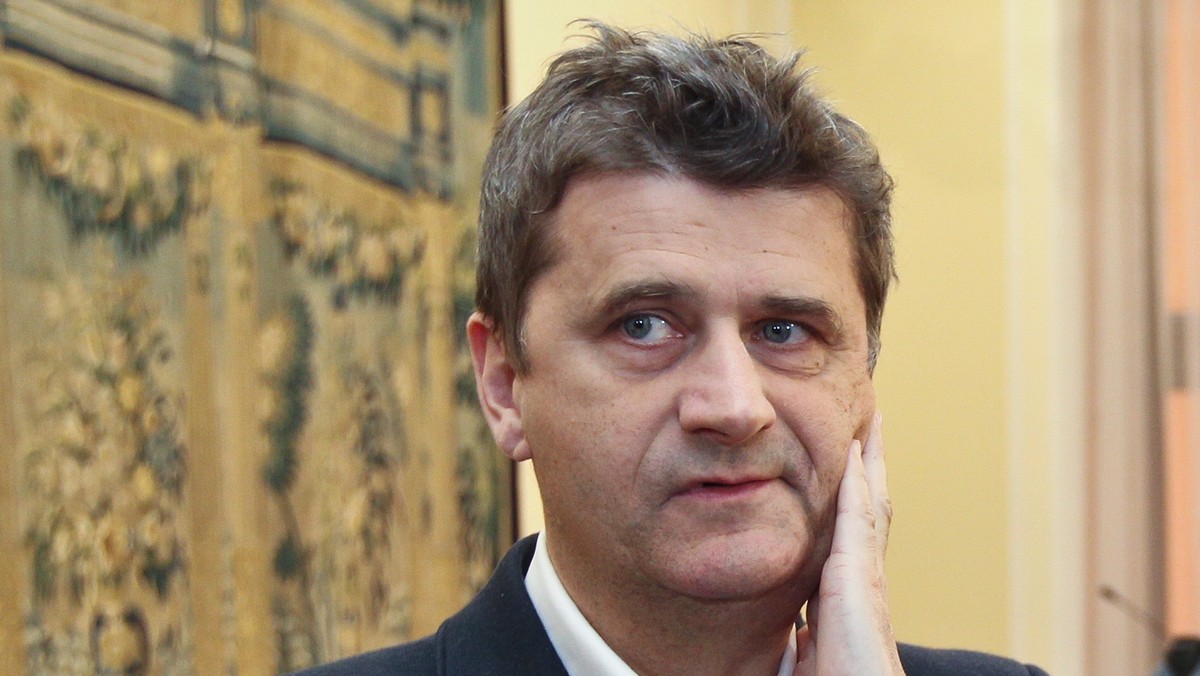 Na Twiterze ukazał się wpis Janusza Palikot obrażający ministra sprawiedliwości. Palikot napisał: "Gowin zachowuje się jak katolicka ciota. To że biskup gwałci dziecko nie ma znaczenia dopóki nikt się o tym nie dowie". Pytany przez dziennikarzy o wpis na Twiterze lider Ruchu Palikota odpowiedział, że dotyczy to wczorajszej wypowiedzi Gowina, w której powiedział, że mówienie o więzieniach CIA jest zapraszaniem do odwetu. - To obłudna katolicka mentalność. Jarosław Gowin jest ciotą - tłumaczył Palikot.