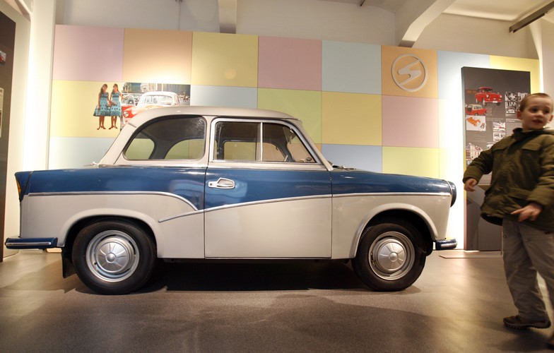 Z uwagi na powszechne niedobory surowców i ceny importowanej stali, rozpoczęto badania nad alternatywnymi materiałami, które miały posłużyć do produkcji aut. W efekcie powstało tworzywo nazwane duroplastem: połączenie sztucznej żywicy kompozytowej ze sprasowanymi odpadami bawełnianymi. 'Najważniejszą właściwością duroplastu jest to, że nie rdzewieje. A przy okazji jest to lekkie i w miarę odporne mechanicznie tworzywo' - ocenił Grzegorz Brzeziński. Pierwsze elementy z nowego materiału zastosowano w samochodzie IFA F8s.