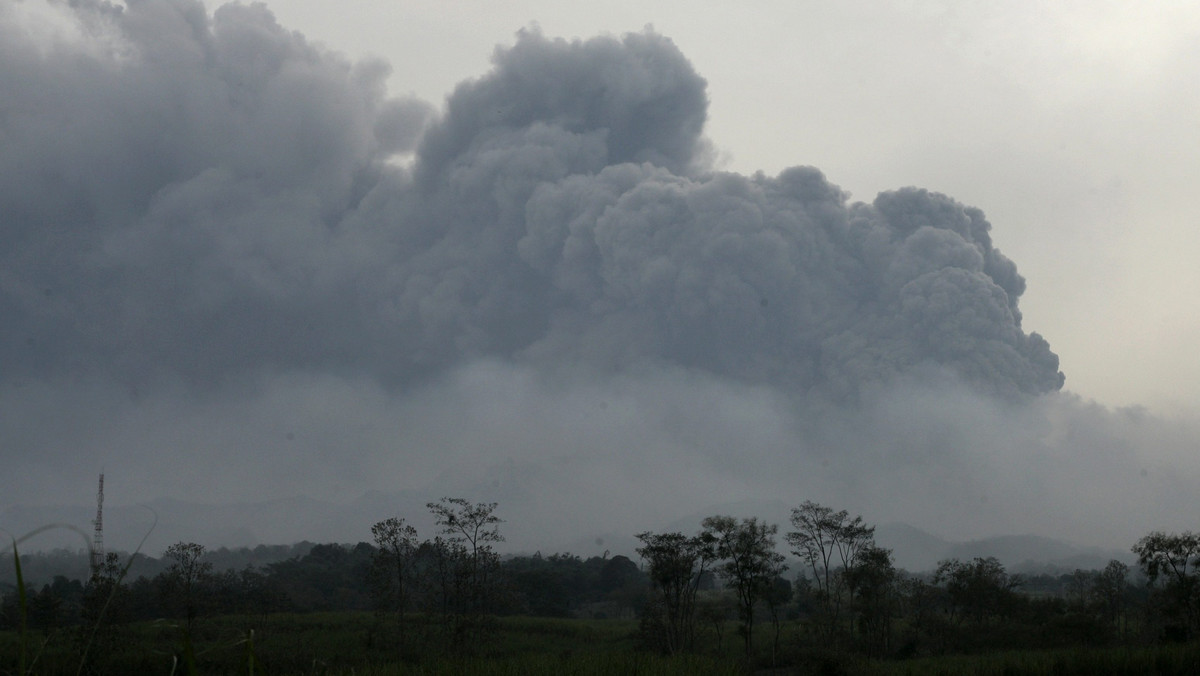W wyniku spektakularnego wybuchu wulkanu na wschodzie indonezyjskiej wyspy Jawa zginęły dwie osoby, a ok. 100 tys. opuściło swoje domy - poinformowały władze. Wybuch, który wywołał zakłócenia w ruchu lotniczym, słychać było w odległości 200 km.