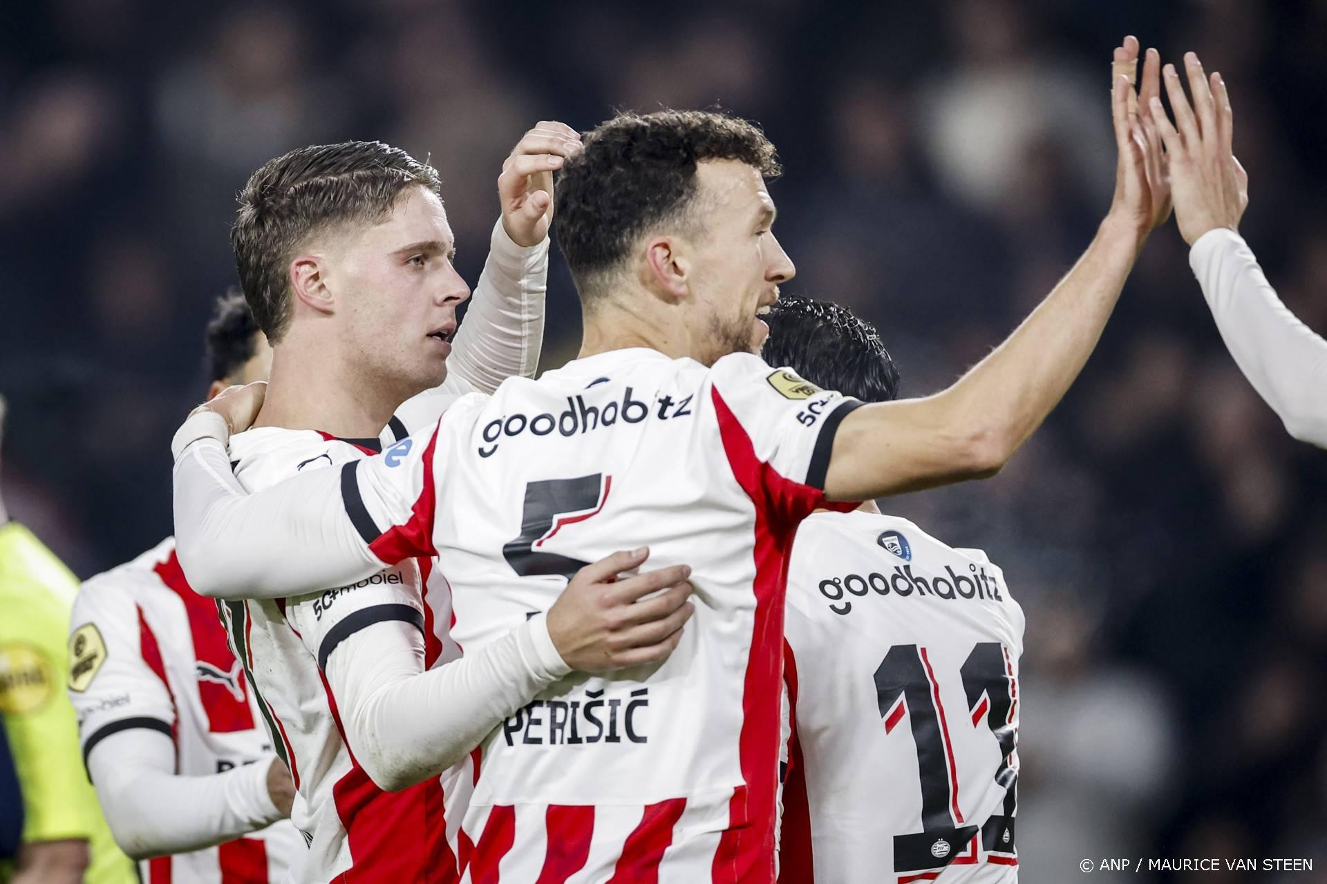 Met de hakken over sloot: PSV pakt tiende zege na 4-3 tegen Heracles