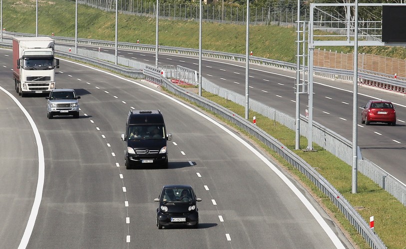 Do istniejącego już węzła Opacz, Strabag wybudował dodatkowy zjazd w kierunku Katowic. W ramach realizacji prac od węzła Opacz do węzła Warszawa Janki powstały także 2 kładki dla pieszych, 4 wiadukty drogowe, 2 mosty i 2 przejścia dla zwierząt oraz węzeł Sokołowska, z którego można zjechać w kierunku Komorowa oraz Pruszkowa lub alei Krakowskiej. <br><br>.fot. (mr) PAP/Paweł Supernak