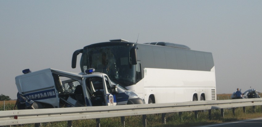 Autobus naleteo na policijsko vozilo