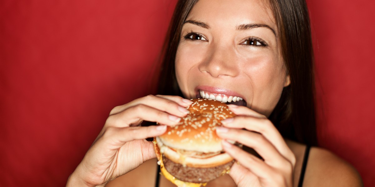 kobieta hamburger burger jedzenie niezdrowe dieta