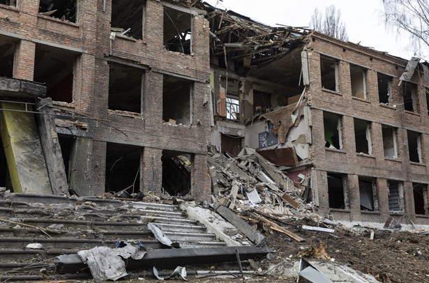 Zniszczony budynek liceum w Wasilkowie na Ukrainie