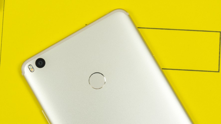 Der Fingerabdrucksensor bei dem Xiaomi Mi Max 2 sitzt auf der Rückseite und arbeitet schnell.