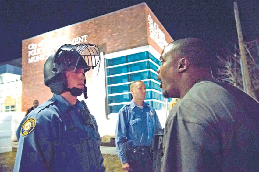 Napeto: Beli policajac i crni demonstrant licem u lice