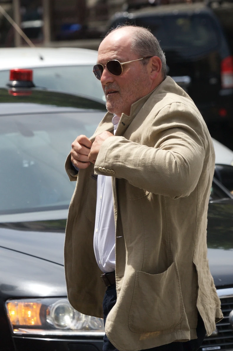 Veton Suroi ispred Doma omladine