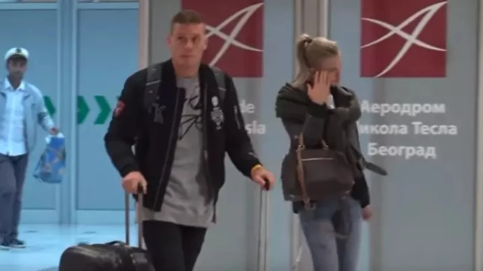 Kriju se od paparaca: Aleksandar i Ceca na Aerodromu Nikola Tesla 