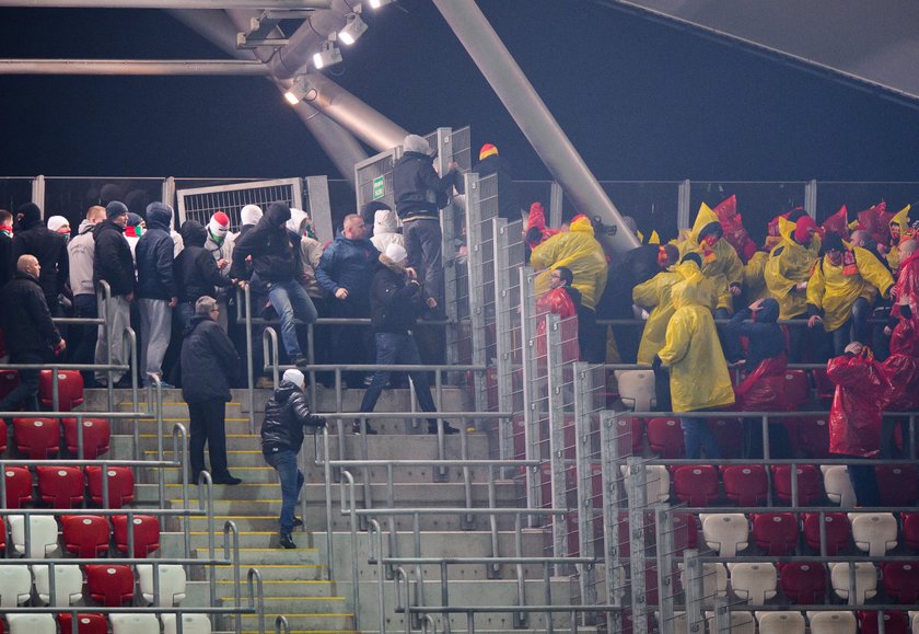 Kibole przerwali mecz Legii z Jagiellonią