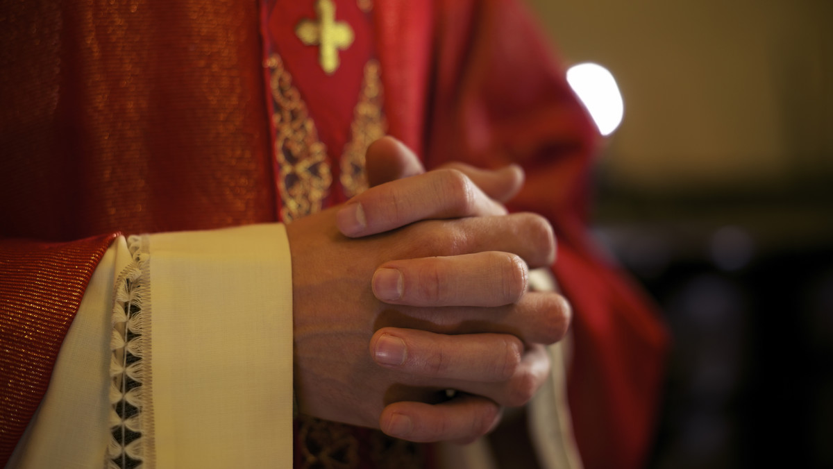 Sąd w Brzozowie (Podkarpackie) umorzył dzisiaj postępowanie wobec księdza oskarżonego o psychiczne i fizyczne znęcanie się nad czworgiem dzieci i doprowadzenie jednego z nich - 13-letniego Bartka do samobójstwa. Uznał księdza winnym naruszenia nietykalności cielesnej dzieci.