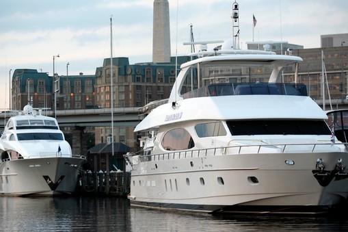 Wielu milionerów spędza wakacje na luksusowych jachtach, pływając od mariny do mariny i załatwiając w międzyczasie interesy