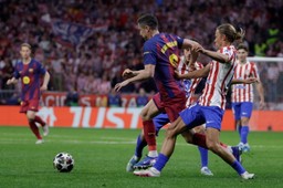 lewandowski nie zagra w półfinale ligi mistrzów. barcelona odrobiła st