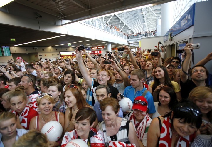 Kibice witają polskich siatkarzy na warszwskim lotnisku Okęcie