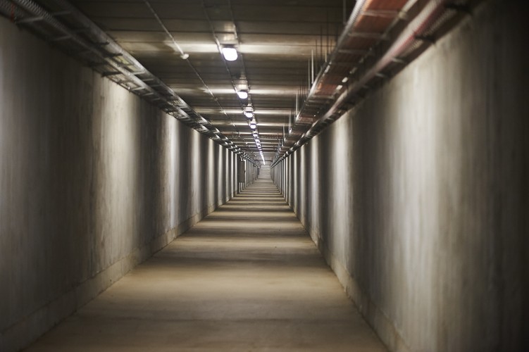 Koszt budowy tunelu wraz z pobliskim rondem to 885 mln zł brutto, czyli - jak podkreślił Trykosko - 'dokładnie tyle, ile wynosiła cena podana w przetargu'. W 85 proc. inwestycja jest dofinansowana z funduszy UE. Opóźnienie zakończenia inwestycji nie wpłynęło na wzrost kosztów budowy. Kontrakt na budowę podpisano w październiku 2011 r. a roboty rozpoczęły się wiosną 2012 r.
<br>
Na zdjęciu: Tunel pod Martwą Wisłą w Gdańsku - kanał techniczny tunelu  
<br>bls/ pz/
<br><br>fot.  (mr) PAP/Dominik Kulaszewicz