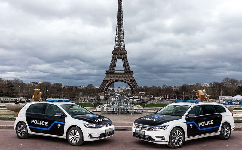 Nawet francuska policja używa w Paryżu hybryd typu plug-in