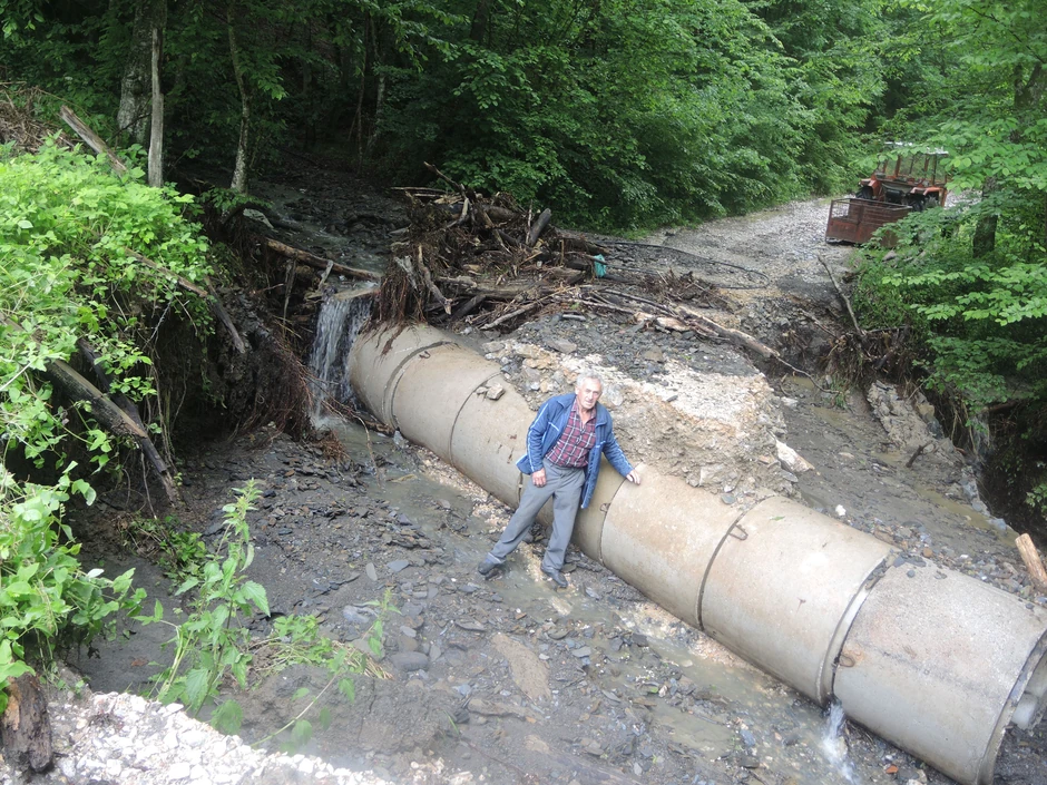 Krater koji je presekao ostatke puta kroz Karan