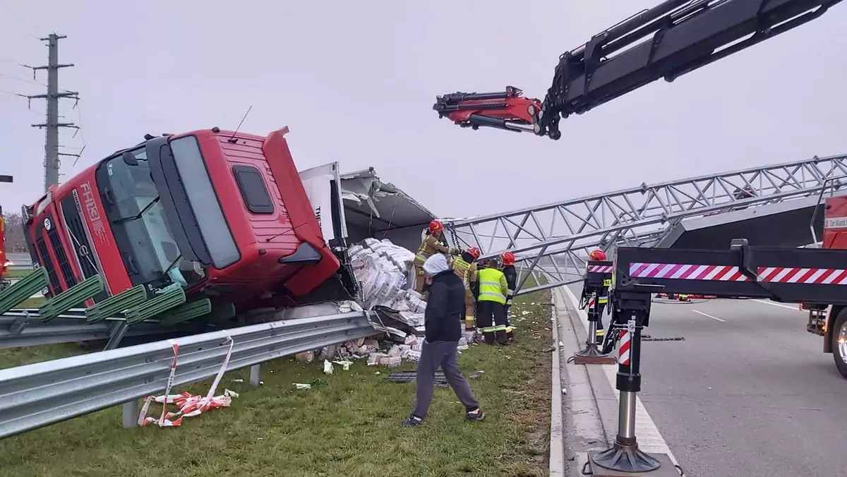 Przewrócona ciężarówka zablokowała drogę S7 w kierunku Radomia