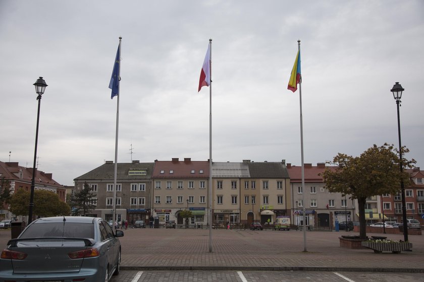 Wykopali maszt z flagą UE