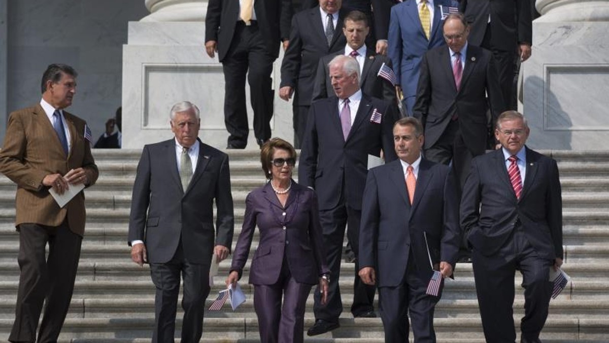 Od lewej: senator demokratów Joe Manchin, senator republikanów Stenny Hoyer, demokrata Nancy Pelosi, republikański spiker John Boehner, senator demokrata Robert Menendez.