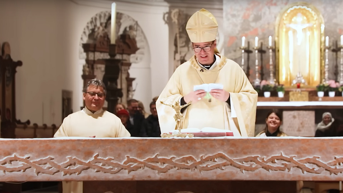 Wiralowy żart biskupa z Pasawy. "Pierwsza dziesiątka na YouTube"