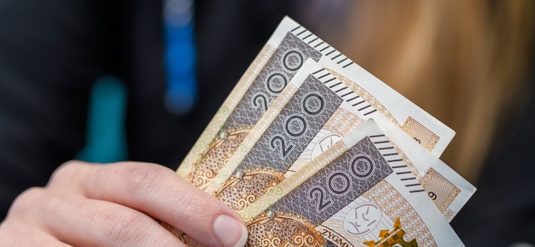 Ile trzeba być bezrobotnym, żeby dostać dodatek aktywizacyjny w 2025 roku? Ile trwa dodatek aktywizacyjny? Dla kogo 831 zł miesięcznie?