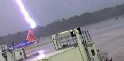 Wstrząsające nagranie z płyty lotniska. Stał pod skrzydłem, gdy uderzył piorun