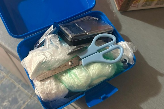 NIŠLIJA SA POTERNICE OSUMNJIČEN ZA DILOVANJE! Zatečeni usred primopredaje: Policija privela dvojicu muškaraca, zaplenjeno 12 paketića (FOTO)