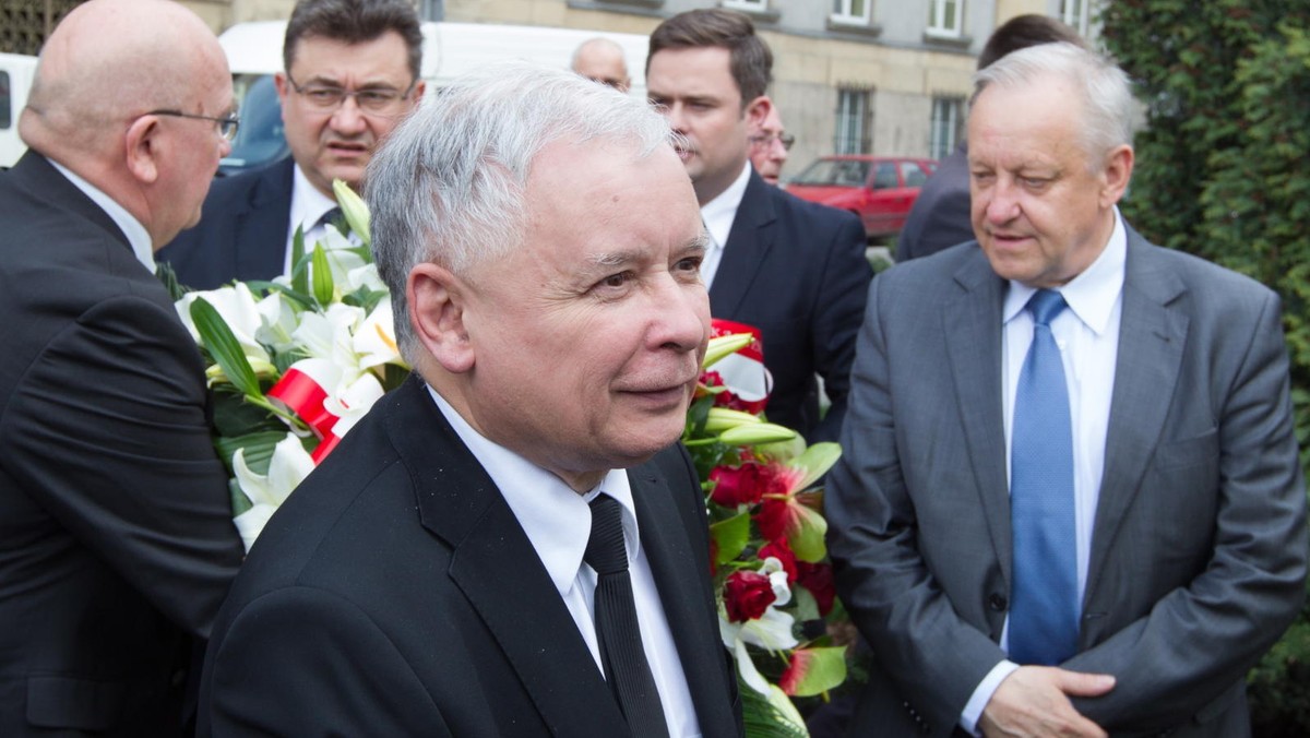 Praca powinna być w centrum zainteresowania każdej władzy i powinna być sprawą najważniejszą - mówił we wtorek w Rudzie Śląskiej lider PiS Jarosław Kaczyński. Niestety dzisiaj w Polsce tak nie jest - dodał. Jak zauważył, w Polsce jest ok. 2 mln bezrobotnych.