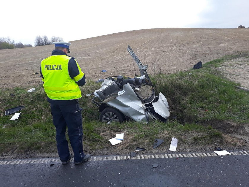 Auto rozpadło się na trzy części. Tragiczny wypadek w Mariankach