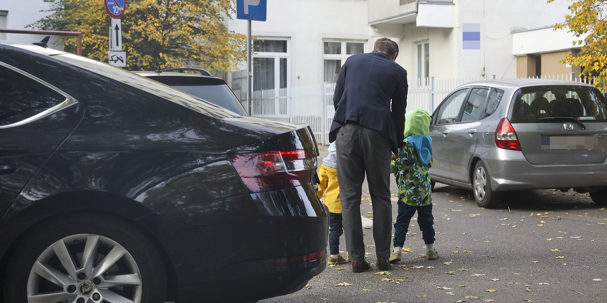 Do czego zastępca Zbigniewa Ziobry używa służbowego samochodu?