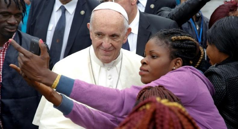 Le pape François visite un centre d'accueil pour migrants à Bologne, le 1er octobre 2017