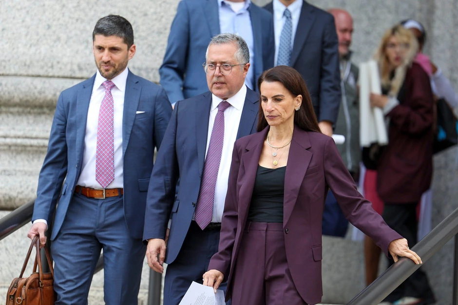 Advokatski tim odbrane ispred suda | Foto: EPA