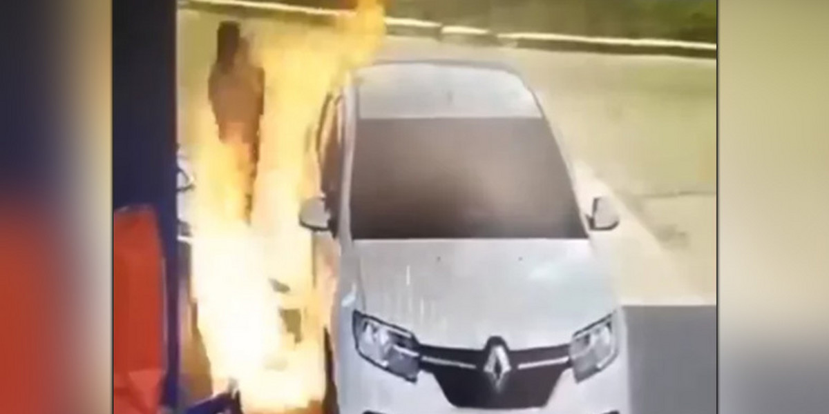Na nagraniu widać, jak mężczyzna tankuje samochód, po czym postanawia zapalić papierosa. 