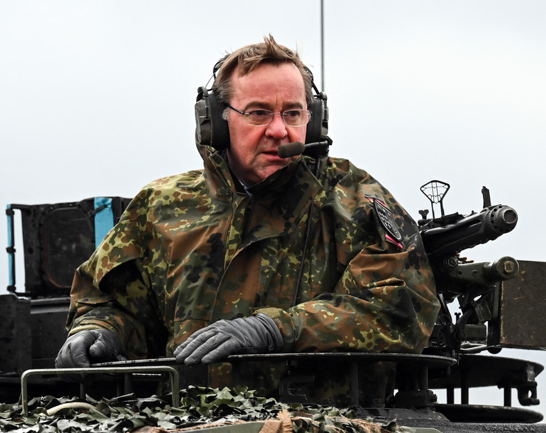Boris Pistorius w czołgu Leopard 2. 2023 r.
