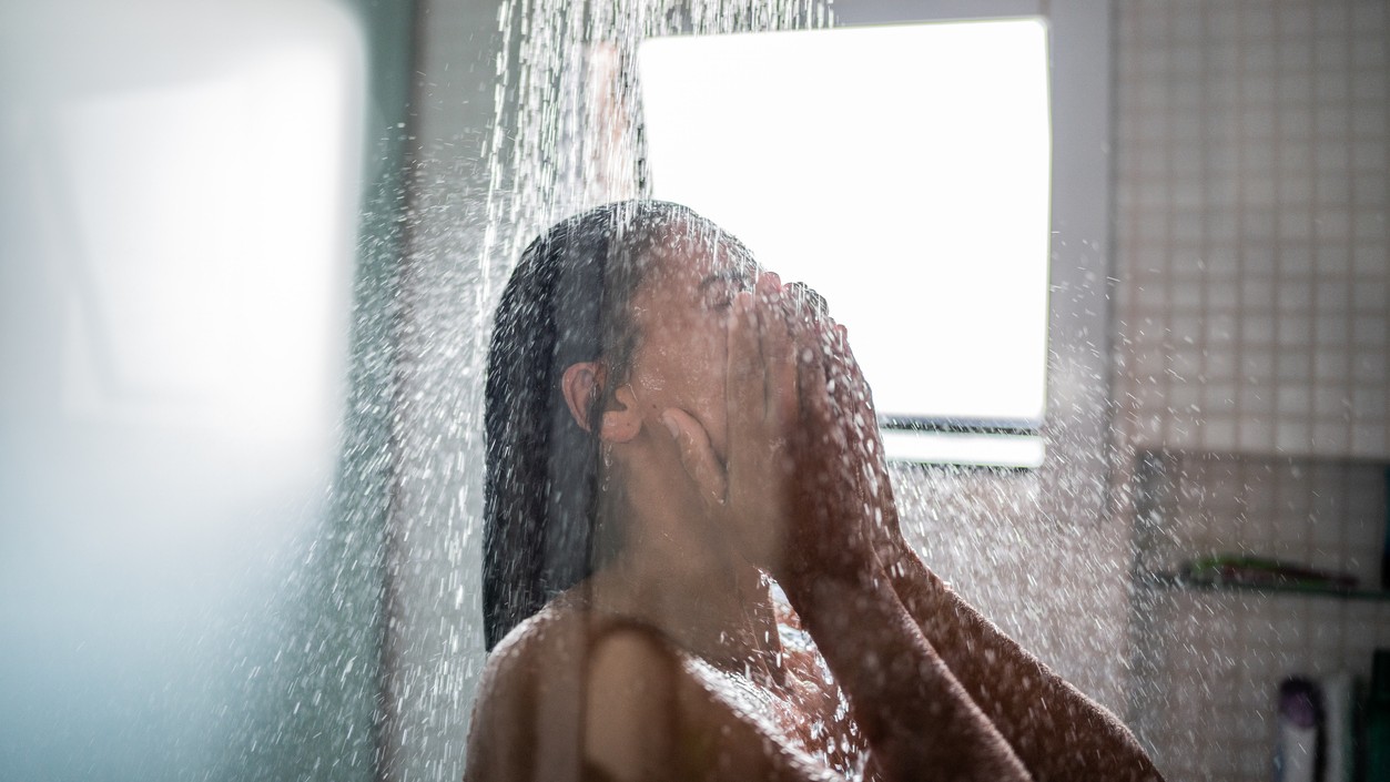 So sprchovaním by ste to nemali preháňať. (ilustračné foto)